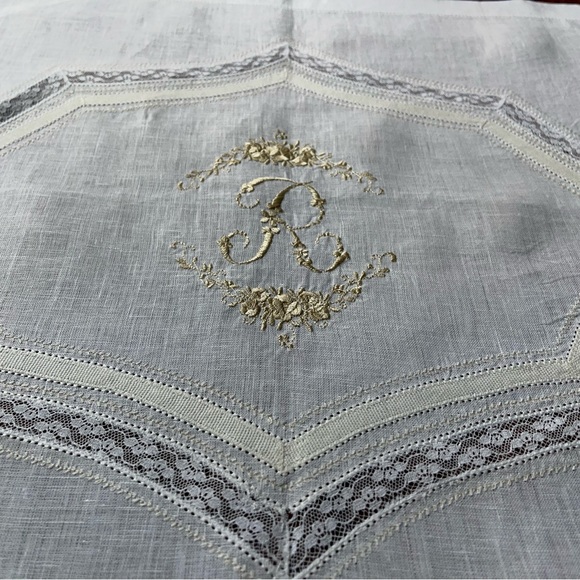 Vintage Linen White One Beige “R” Hand Embroidered Table Runner. - Picture 8 of 10